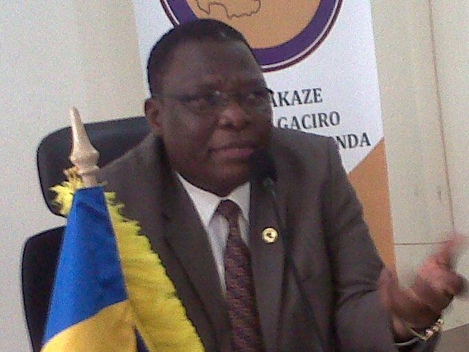 Ssaabawandiisi wa African Academy of Languages Polofeesa Sozinho Matsinhe (ku kkono) ng'ayogera mu lukung'aana akakiiko ka Lusoga Luganda Lugwere mwe kaatongolezebwa, e Kigali Rwanda
