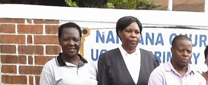 Omumyuka w'omukulu w'essomero lya Nansana C/U pulayimale, Muky. Ester Araka Oluoch (ku kkono) ng'ali ne bannakakiiko ka Luganda Lusoga Lugwere oluvannyuma lw'okutandikawo ekibiina ky'abasomi  (readers club), abayizi mwe banaayigira okusoma ebiwandiiko by'Oluganda n'ennimi endala ennansi mu ssomero lino. Abalala ye Muky. Margaret Nankinga pulezidenti w'akakiiko (addiridde Ester), Mw. Mutale Ttendo, Muky Joyce Naluggya Tomusange, Muky. Pamela Batenga ng'ono ye muwi w'amagezi ne Mw. Fred Lukabwe Kisirikko.