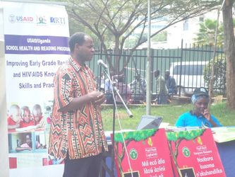 Dr. Wambi Gulere ku mikolo gy'olunaku lw'ensi yonna olw'ennimi ennansi olw'omwaka 2015