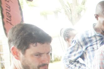 Omusomesa w'abaana abato abasomesa mu nnimi zaabwe nga bwe bazannya, Muky. Robinah Ssebugwawo, ng'annyonnyola Dr. Manuel Muranga kino bw'akikola.