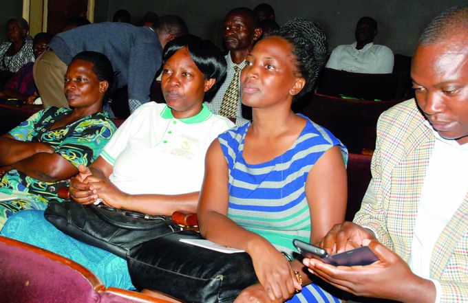 Omulambuzi w'amasomero atwala ekitundu kya Butembe e Jinja, Lydia Namuwaya (ku kkono) ng'ali ne bannakakiiko, Margaret Nankinga, Pamela Batenga ne Daniel Kawanguzi ku mukolo.