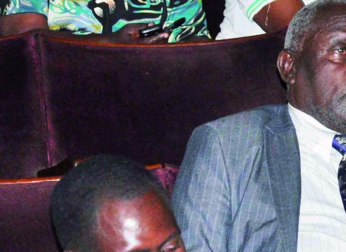 Minisita owa guno ne guli Hajji Abdul Nadduli (emabega) n'abamu ku beetabye ku mikolo nga bawuliriza okukubaganya ebirowoozo.