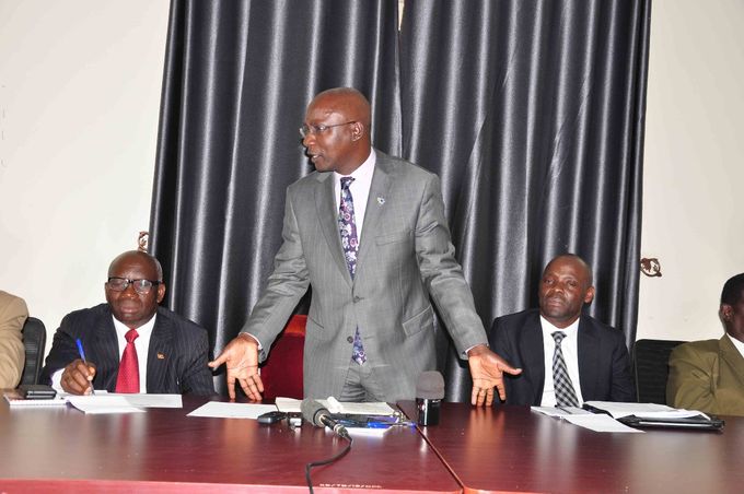 Minisita mu Bwakabaka bwa Buganda Oweekitiibwa David Kyewalabye Male (wakati) akubirizza abantu okujjumbira amagezi ag'ekikugu kubanga ge gajja okutuusa eggwanga ku nkulaakulana eya nnamaddala. Yabadde aggulawo omusomo ku kugunja ebigambo by'amagezi ag'ekikugu ogwategekeddwa akakiiko ka Luganda/ Lusoga/ Lugwere ku Bulange e Mengo. Mu musomo guno akakiiko mwe kaayanjulidde ebigambo by'amagezi ag'ekikugu bye kaanoonyerezzaako era bye kawandiiseemu ekitabo kye kagenda okufulumiza ku mutimbagano. Kaminsona w'ebyenjigiriza ebisookerwako, Dr. Tony Mukasa Lusambu (ku kkono) naye yalambuludde obukulu bw'ennimi ennansi mu byenjigiriza ebisookerwako ne yeeyama  ku lwa minisitule y'ebyenjigiriza okugenda mu maaso n'okutandisa abayizi okusoma nga basomesebwa mu nnimi zaabwe ennansi. Omwogezi w'olunaku, Dr Mathias Mulumba Bwanika (ku ddyo) yasomesezza ku bukulu bw'okugunja ebigambo by'amagezi ag'ekikugu n'ategeeza nti ke kamu ku bubonero obulaga okusuumuusibwa kw'endowooza z'abantu.