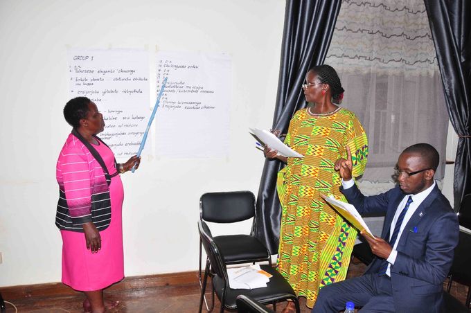 Muky. Geraldine Bukenya  eyamala ebbanga eriwera mu kitongole ekiteekateeka ebisomesebwa mu masomero (National Curriculum Development Centre) nga kati yawummula bwe yabadde akubaganya ebirowoozo ku bigambo by'amagezi ag'ekikugu ebyayanjuddwa akakiiko ka Luganda/ Lusoga/ Lugwere.